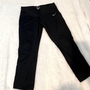 Cropped dri-fit Nike leggings (black) with reflectors and back pocket